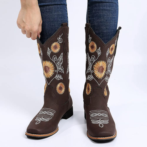 Impresionantes botas vaqueras para mujer con girasoles, ideales para lucir un estilo único y llamativo.